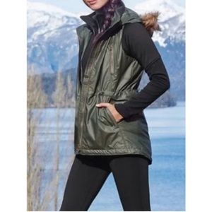 Athleta green Alpine Air Vest with removable faux fur collar Size medium